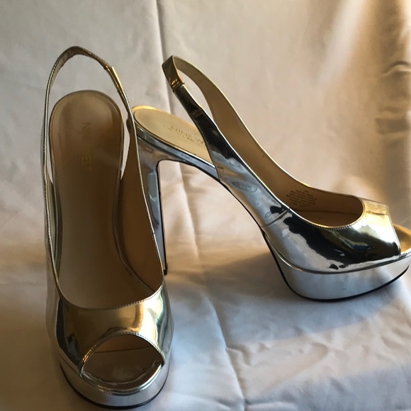 Mirrored metallic silver sling-back stiletto. - Picture 2 of 4